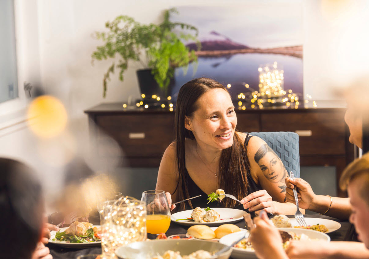 woman eating dinner with friends