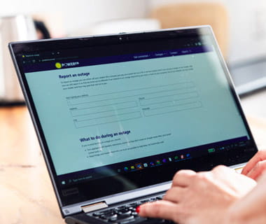 person on laptop on the report an outage webpage