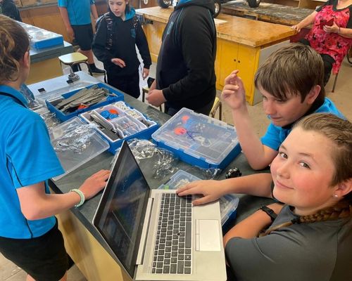 Primary school children using kiwibots kits